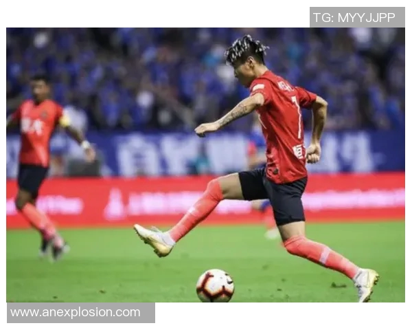 韦世豪精彩射门助力球队逆转胜利展现超凡球技与决心 韦世豪精彩射门助力球队逆转胜利展现超凡球技与决心