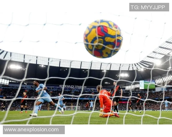 英超赛场爆发足球狂欢，传奇战舰再度问鼎冠军奇迹归来